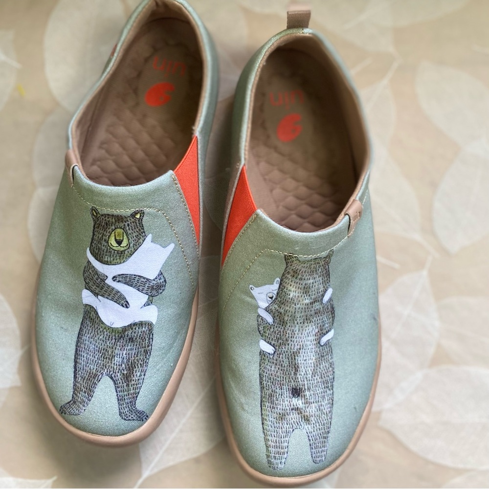UIN Bear Hug Slip-Ons. Size 8.